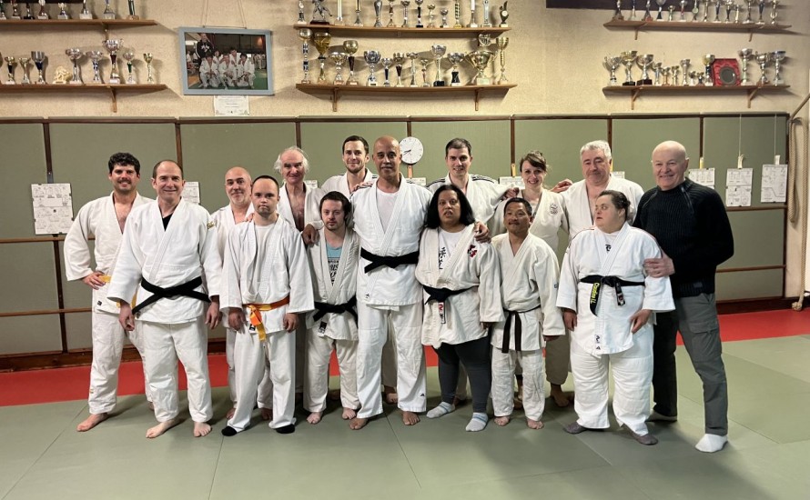 Le cours adulte non compétiteurs avec une nouvelle ceinture noire : Miloud